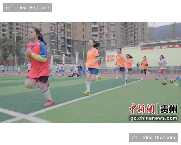 云南要求小学三年级以上建立班级足球队，校队每周训练至少三次